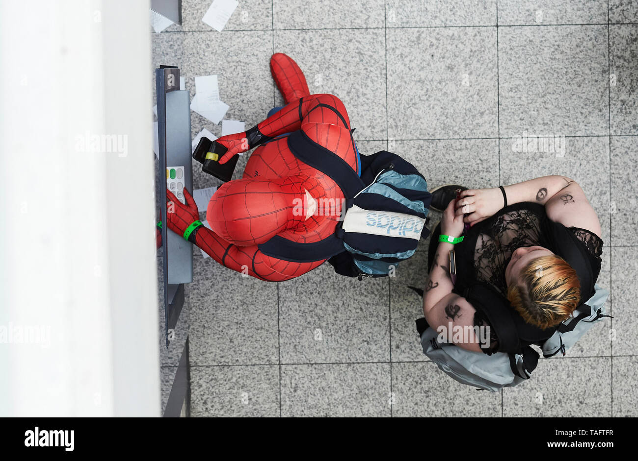 ExCel London, Großbritannien, 25. Mai 2019. Spiderman zieht sich etwas Bargeld, Tausende von cosplayer im Kostüm mit dem zweiten Tag der MCM Comic Con an ExCel London. Quelle: Thomas Bowles/Alamy leben Nachrichten Stockfoto