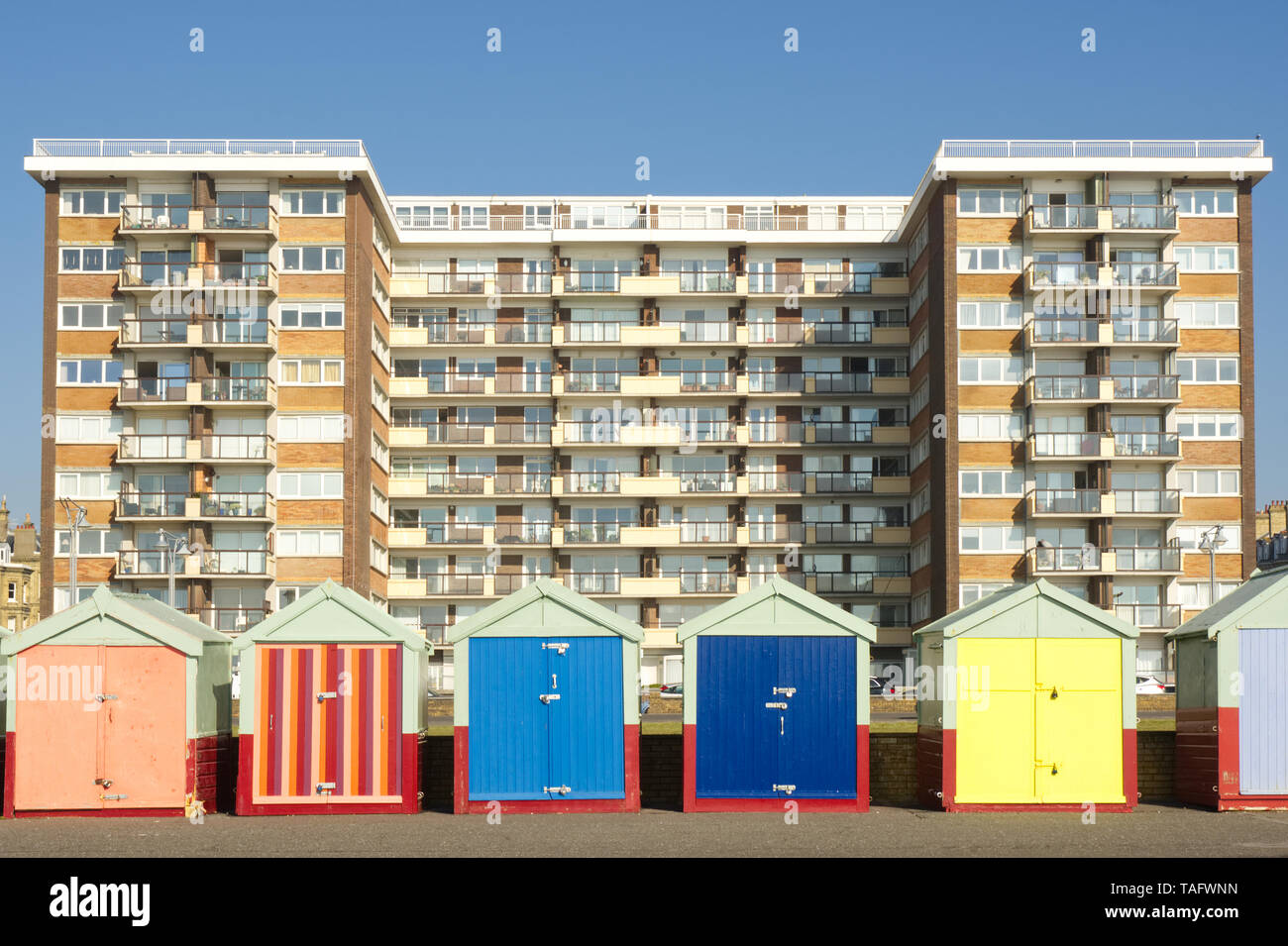 Umkleidekabinen am Strand an der Strandpromenade in Brighton, Hove, East Sussex, England Stockfoto