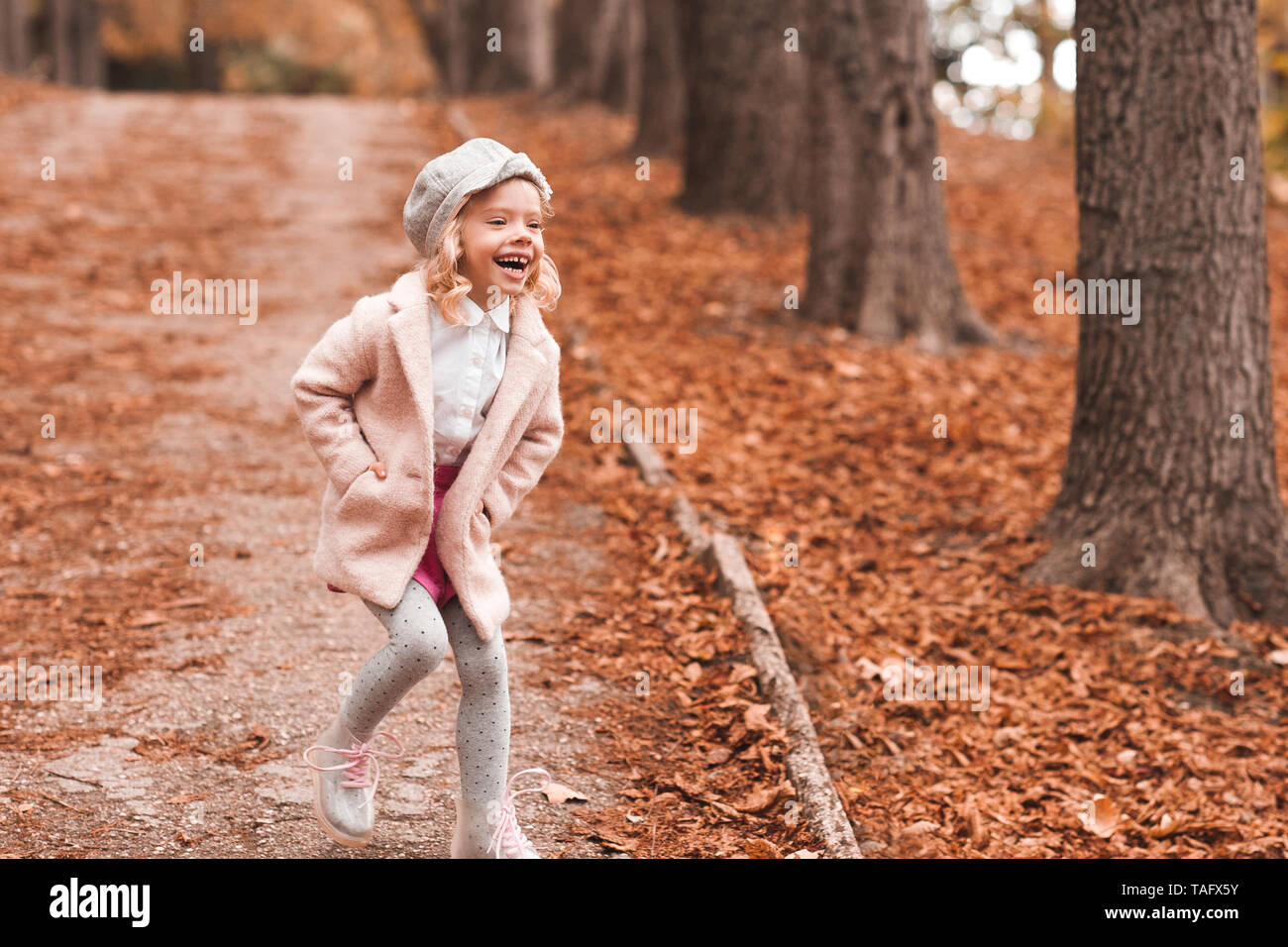 Lachen kind Mädchen 3-4 Jahre alten tragen Winter Jacke und Strickmütze im Park. Stockfoto