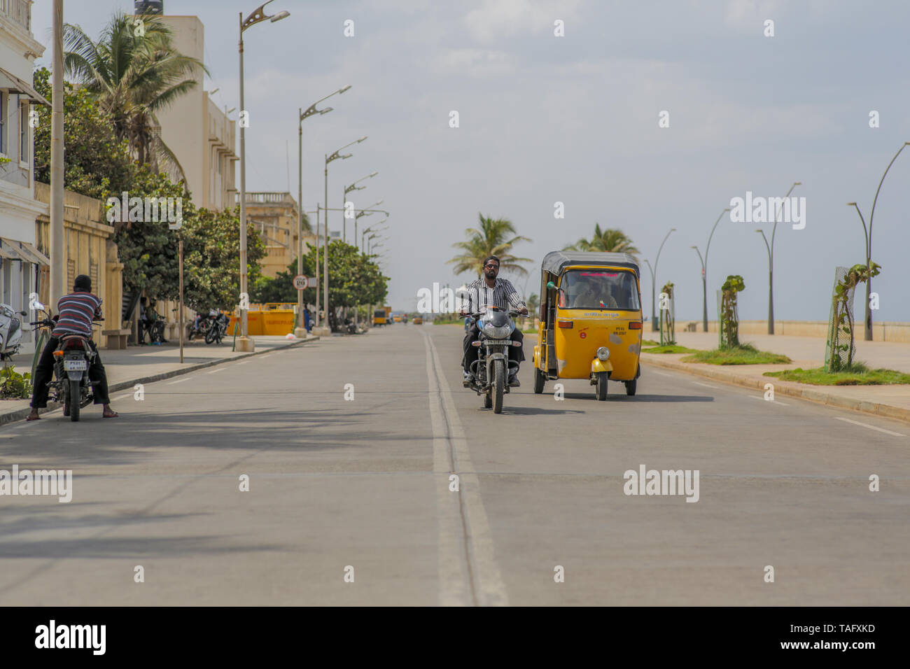 Einer Ruhigen Straße in der Innenstadt von Pondicherry direkt am Meer an einem heißen Sommertag. Stockfoto
