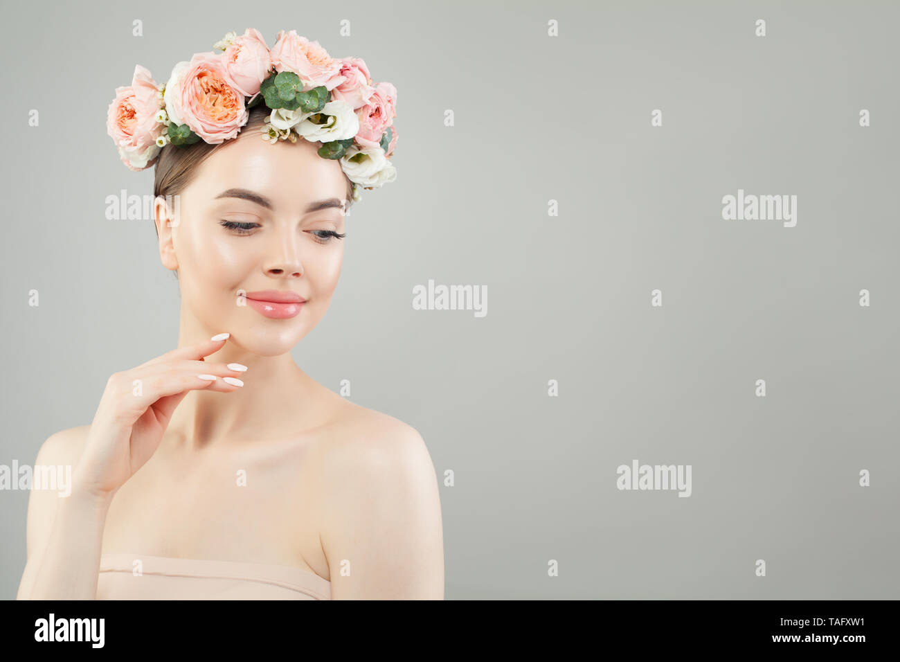 Junge hübsche Frau spa Modell mit Rosen Blumen Kranz auf dem Kopf Stockfoto