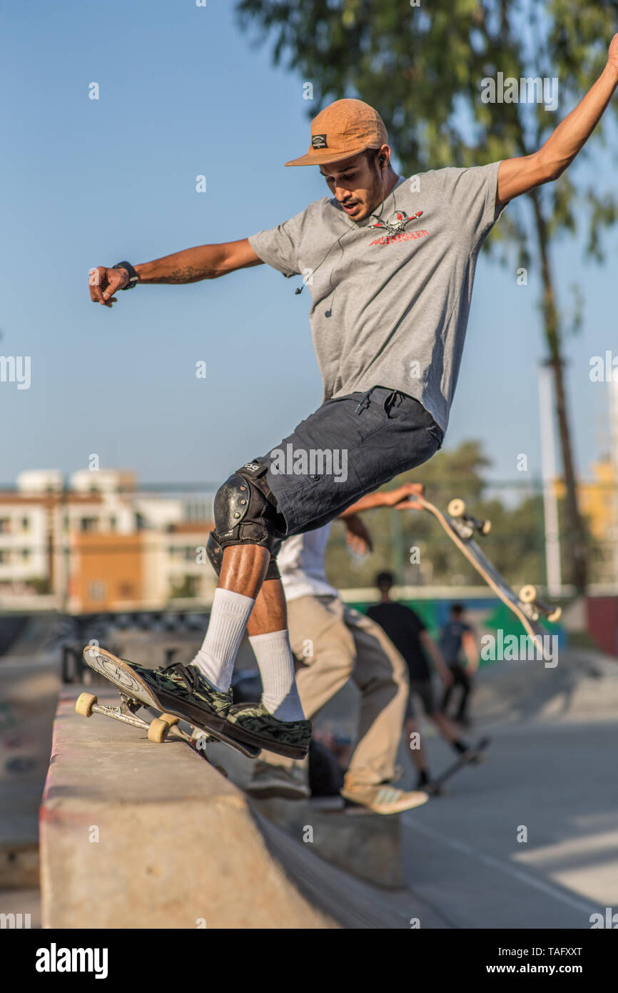 Ein Skateboarder Vorformen ein Trick in einem Skatepark. Stockfoto