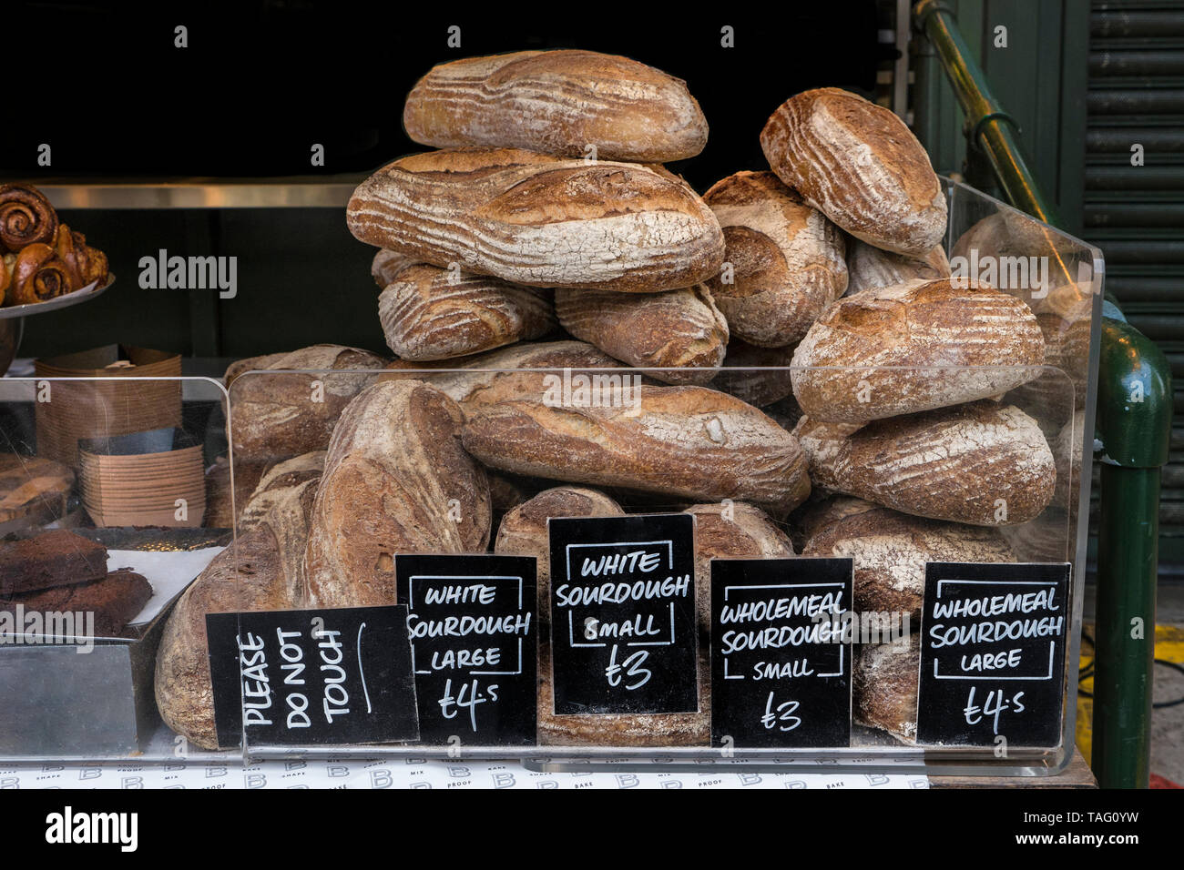 Spezialität Brot Borough Market Bäckerei "Brot" mit einer Vielzahl an attraktiven hand Stall gemacht Artisan Brot auf Anzeige zum Verkauf mit weißen Sauerteigbrot im Vordergrund angezeigt. Artisan Spezialität Bäckerei am Borough Market Southwark London UK Abschaltdruck Stockfoto