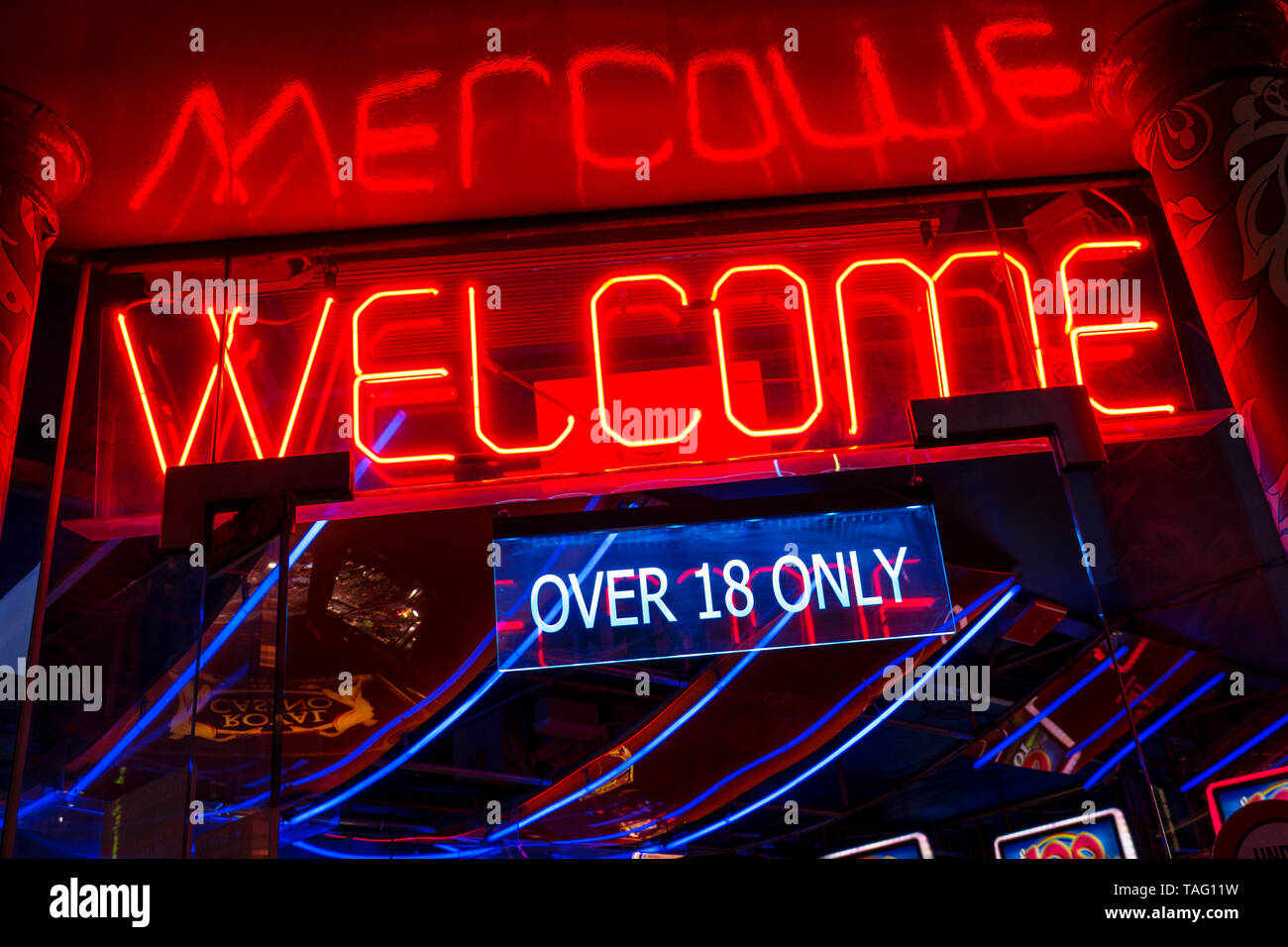 Soho und Chinatown slot machine casino Arcade mit roten Neon Willkommen Schild am Eingang 'Über 18 nur "Soho London UK Stockfoto
