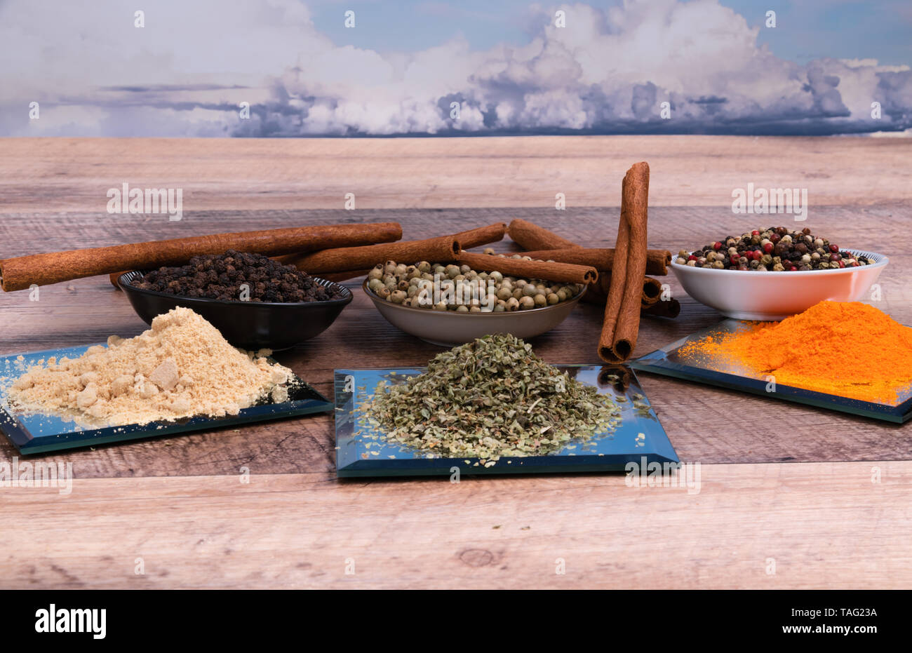 Verschiedene Gewürze Auswahl auf Tisch Stockfoto