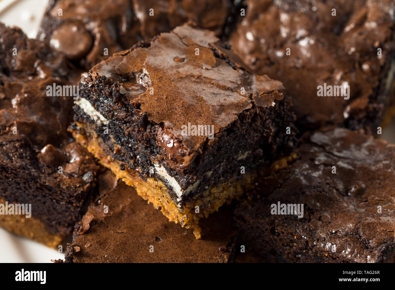 Hausgemachte Schokolade Slutty Brownies mit Cookies innerhalb Stockfoto