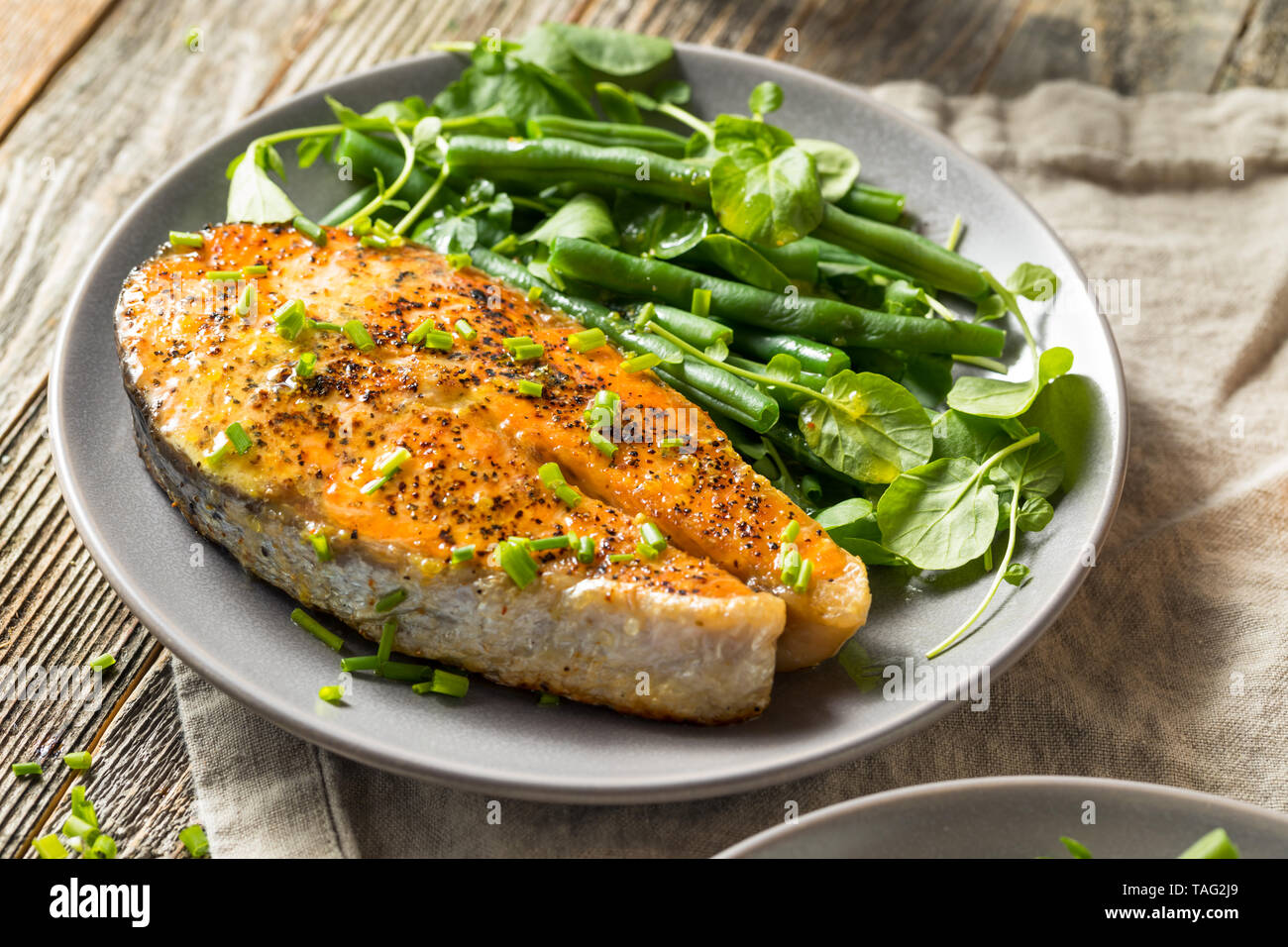 Hausgemachte organische Lachssteak mit einer grünen Bohne Salat Stockfoto