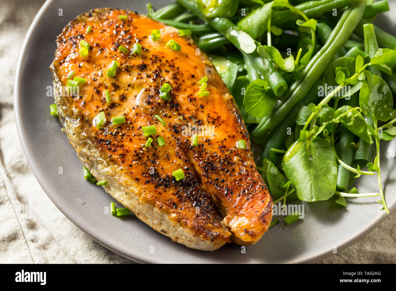 Hausgemachte organische Lachssteak mit einer grünen Bohne Salat Stockfoto