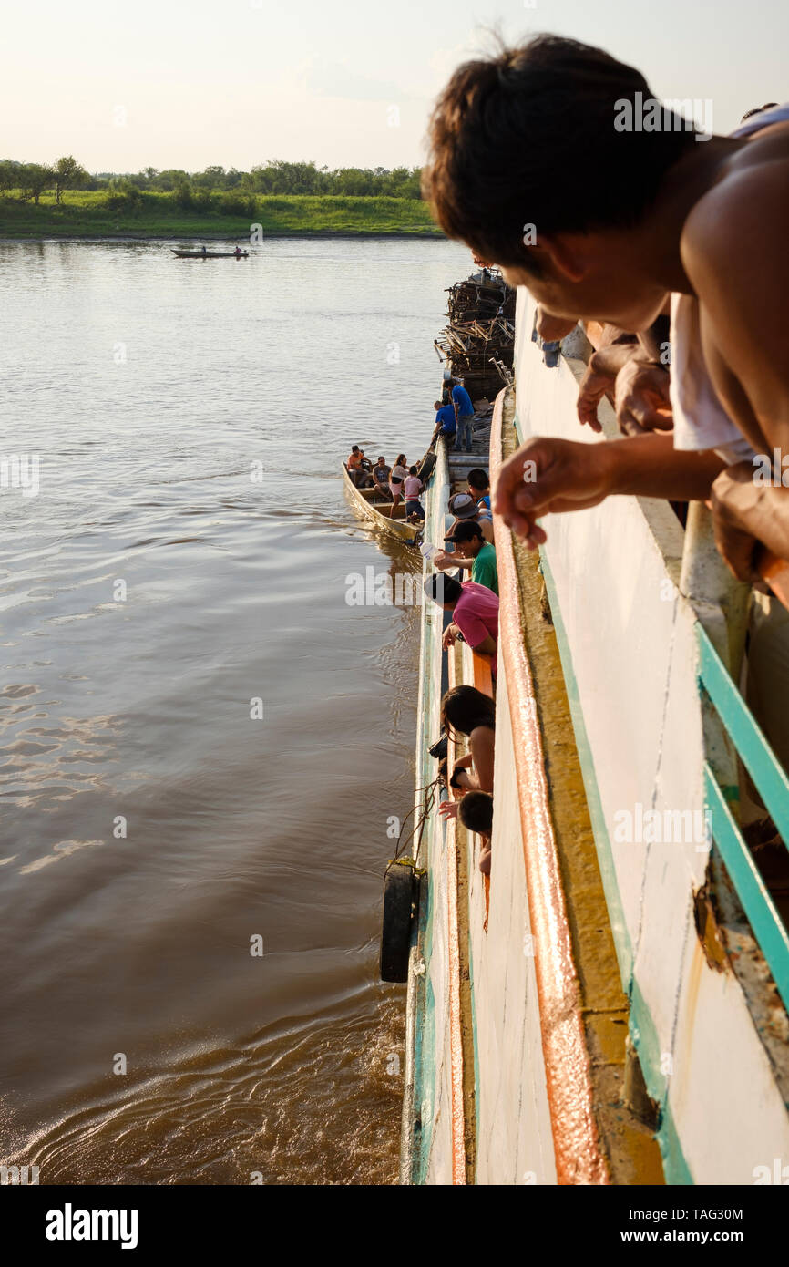 Die Menschen an Bord der Fähre Heinrich III. Auf der Strecke Iquitos-Pucallpa auf der Ucayali River, Loreto Abteilung, Peru Stockfoto