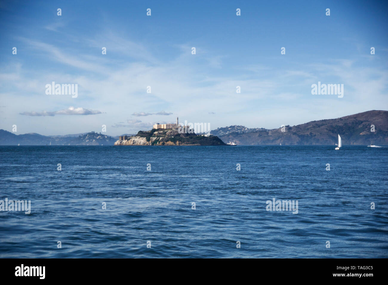 SAN FRANCISCO, California, United States - Jun 25th, 2018: Alcatraz, die Stillen kalten Gefängnis in der Bucht von Pier 39 gesehen Stockfoto