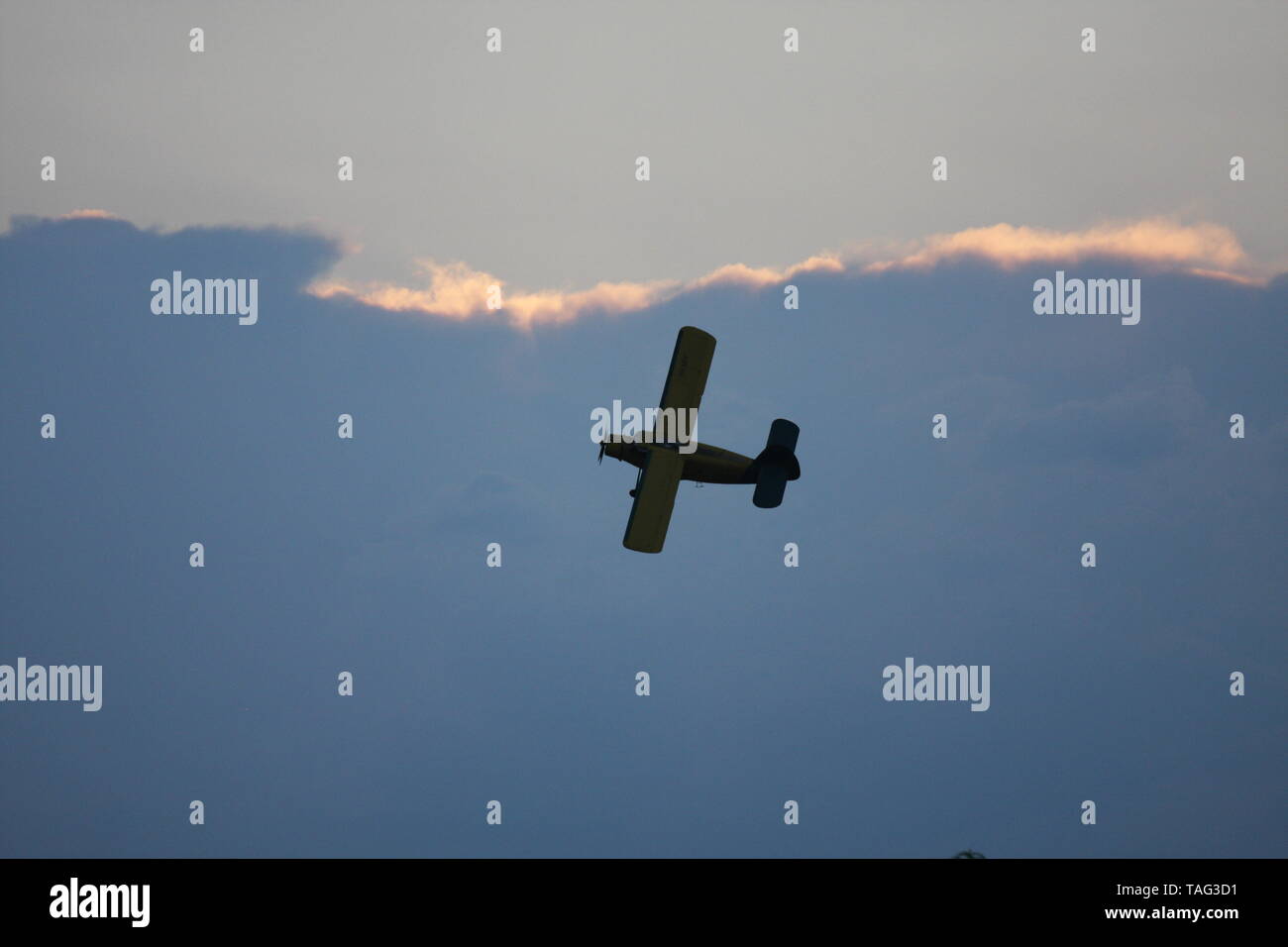 Antonv AN-2 Doppeldecker über den Himmel fliegen. Stockfoto
