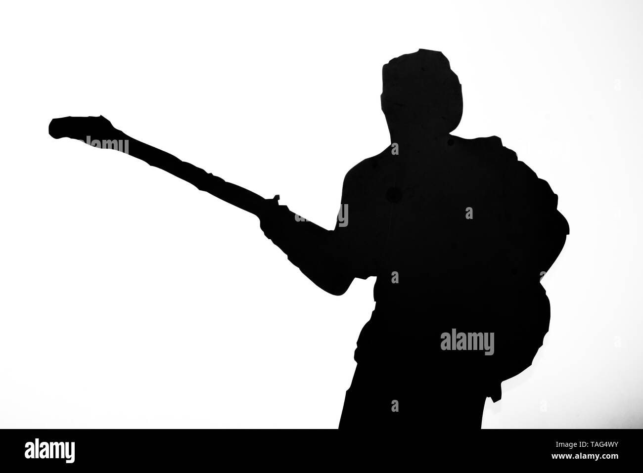 Isolierte Schatten eines Musikers auf weißem Hintergrund im Studio Stockfoto