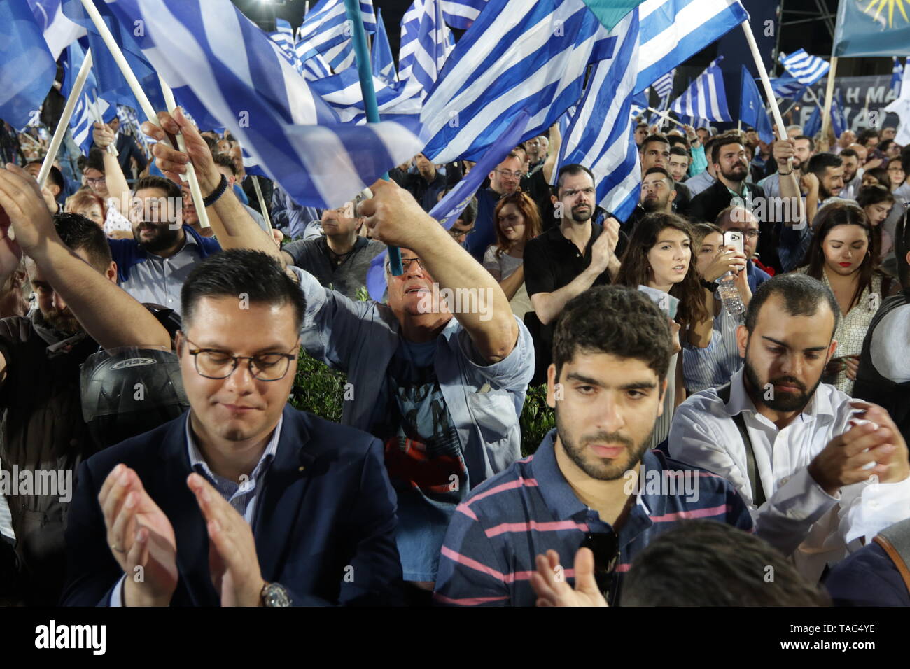 Thessaloniki, Griechenland. 24 rt Mai 2019. Unterstützer wave Flags während der Rede von der griechischen oppositionellen Partei Neue Demokratie Führer Kyriakos Mitsotakis, einen Tag vor der griechischen Lokalen und den Wahlen zum Europäischen Parlament. Griechenland wird den lokalen Wahlen gleichzeitig gedrückt, als die Wahlen zum Europäischen Parlament am 26. Mai, durch allgemeine Wahlen voraussichtlich im Oktober 2019 zu nehmen. Credit: Orhan Tsolak/Alamy leben Nachrichten Stockfoto