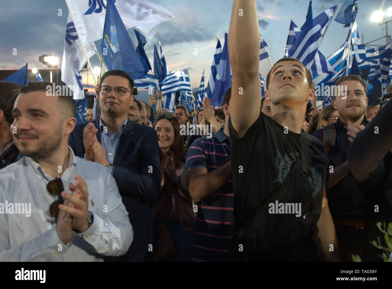 Thessaloniki, Griechenland. 24 rt Mai 2019. Unterstützer wave Flags während der Rede von der griechischen oppositionellen Partei Neue Demokratie Führer Kyriakos Mitsotakis, einen Tag vor der griechischen Lokalen und den Wahlen zum Europäischen Parlament. Griechenland wird den lokalen Wahlen gleichzeitig gedrückt, als die Wahlen zum Europäischen Parlament am 26. Mai, durch allgemeine Wahlen voraussichtlich im Oktober 2019 zu nehmen. Credit: Orhan Tsolak/Alamy leben Nachrichten Stockfoto