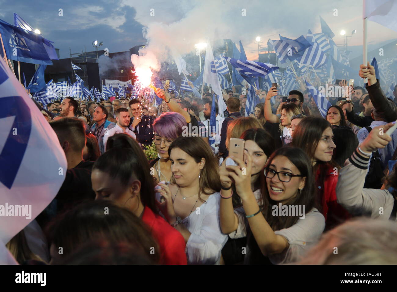 Thessaloniki, Griechenland. 24 rt Mai 2019. Unterstützer wave Flags während der Rede von der griechischen oppositionellen Partei Neue Demokratie Führer Kyriakos Mitsotakis, einen Tag vor der griechischen Lokalen und den Wahlen zum Europäischen Parlament. Griechenland wird den lokalen Wahlen gleichzeitig gedrückt, als die Wahlen zum Europäischen Parlament am 26. Mai, durch allgemeine Wahlen voraussichtlich im Oktober 2019 zu nehmen. Credit: Orhan Tsolak/Alamy leben Nachrichten Stockfoto