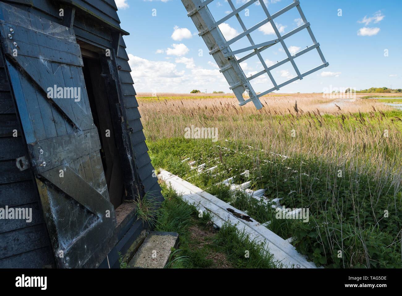 Herringfleet Windmühle ein Grad II Kittel Mühle an Herringfleet, Suffolk, England, Großbritannien - 2019 - in desolaten Zustand mit Segel auf dem Boden aufgeführt Stockfoto