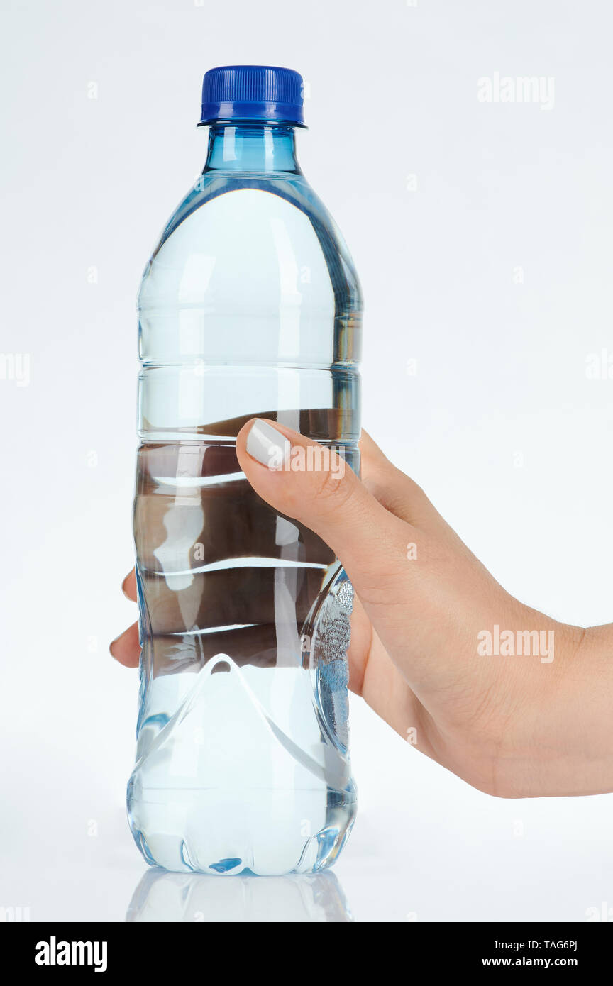 In der Nähe der Wasser-Flasche in der Frau Hand isoliert Stockfoto