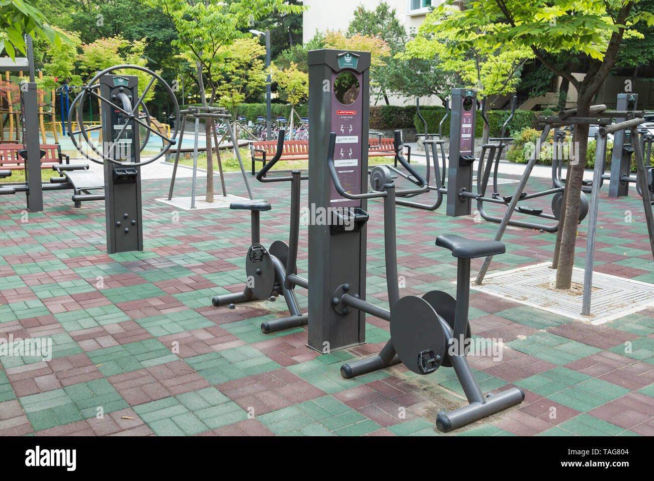 Verschiedenen Trainingsgeräten für die Öffentlichkeit in den meisten Parks in Städten zu verwenden, beliebt bei älteren Menschen. Seoul, Südkorea. Stockfoto