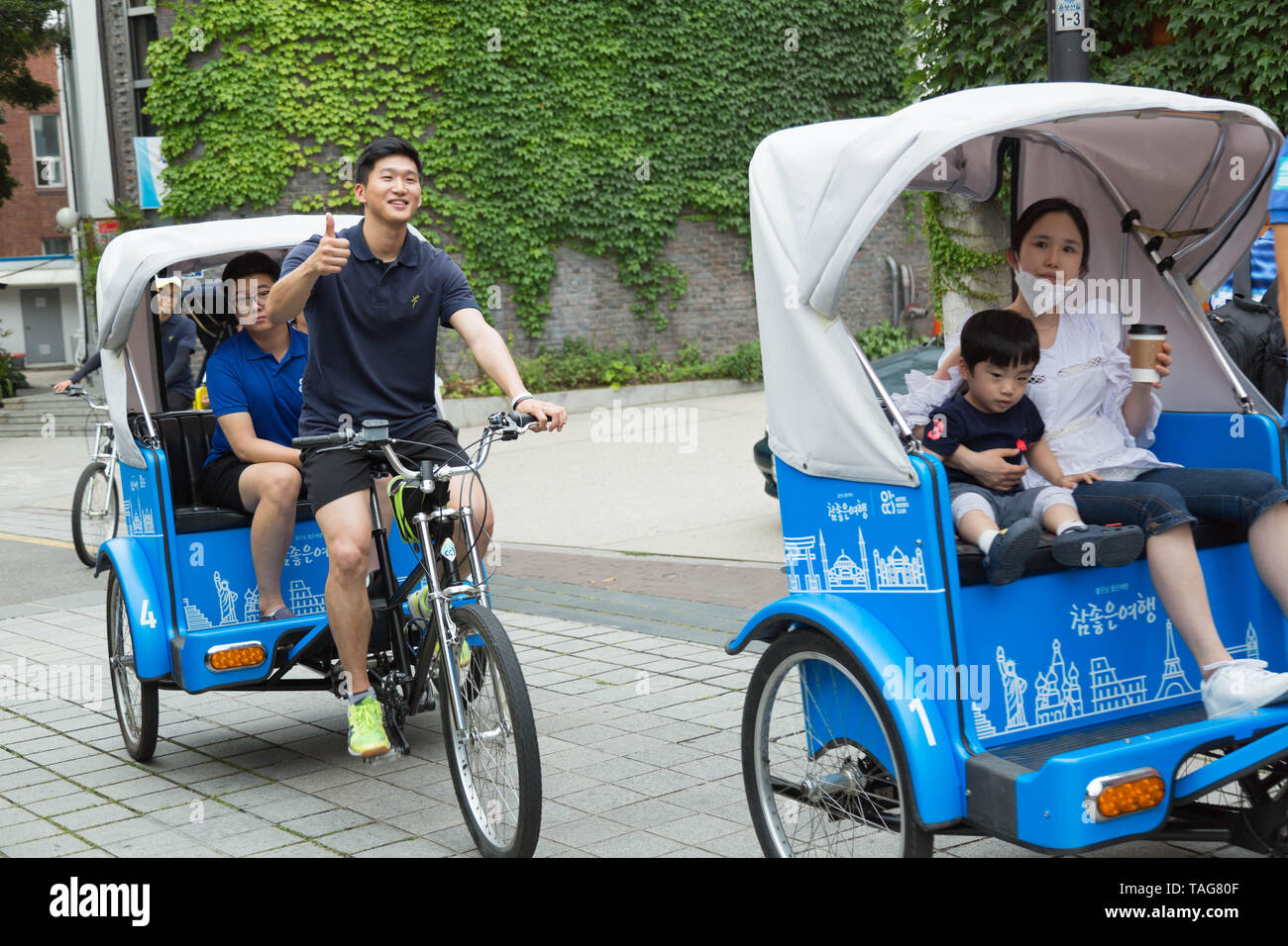 Fahrradrikscha Tour durch die Innenstadt von Seoul nach alten Wohngebiet Bukchon Hanok ist eine der beliebtesten Attraktionen unter den Besuchern. Seoul, Südkorea. Stockfoto