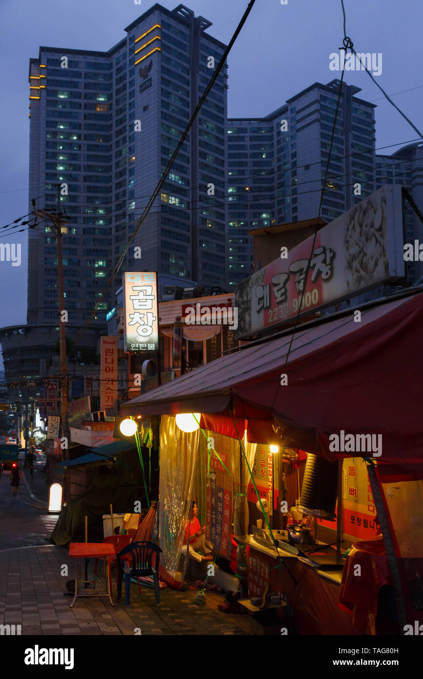 In Seoul, eine alte Gaststätte Errichtung geht auf den Spuren der modernes Apartment Nachbarschaften von Dongdaemun zu bemühen. Stockfoto