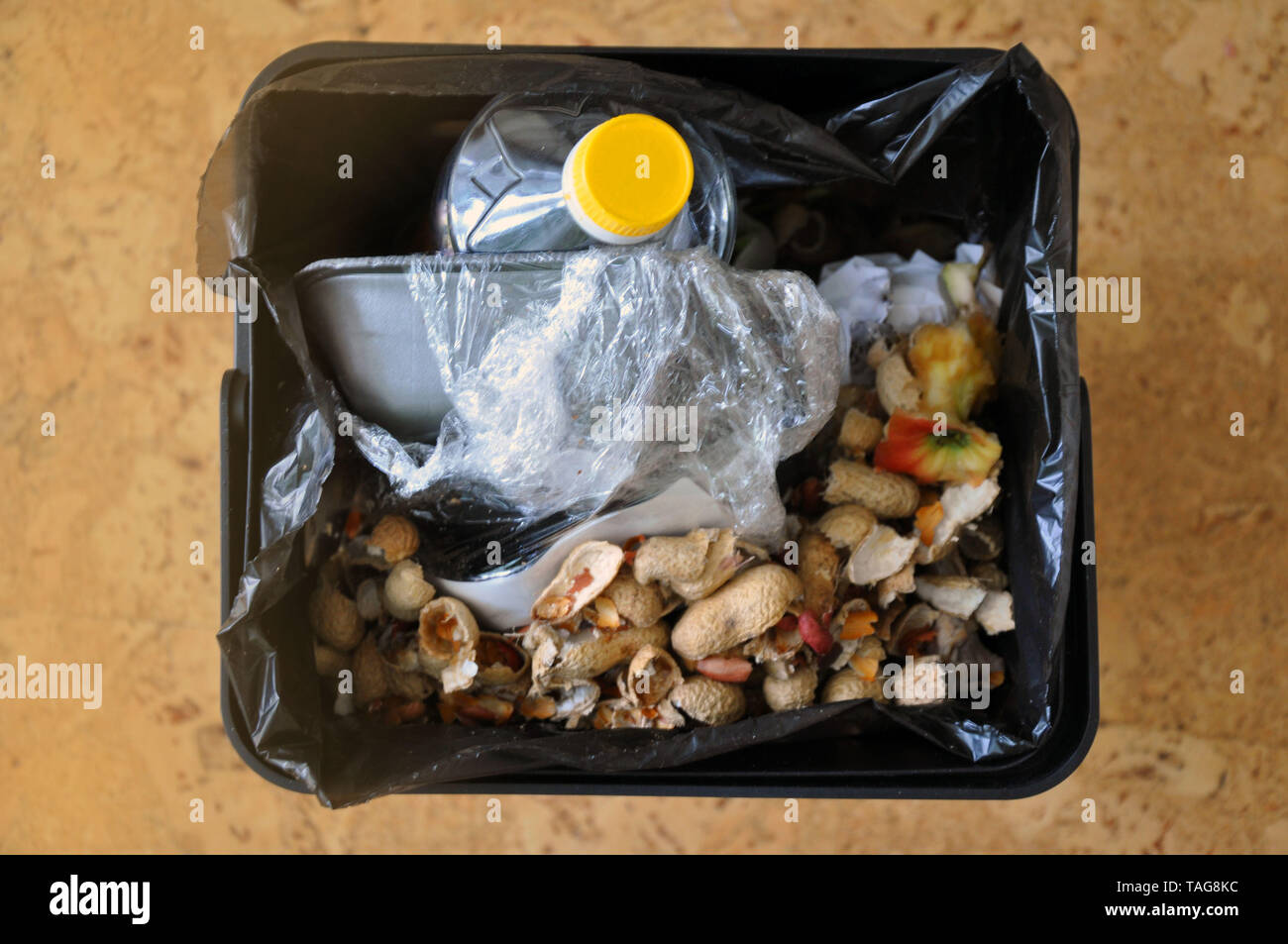 Das Problem der separaten Garbage Collection. Mülltonne mit Speisereste und sekundäre materielle Ressourcen Stockfoto