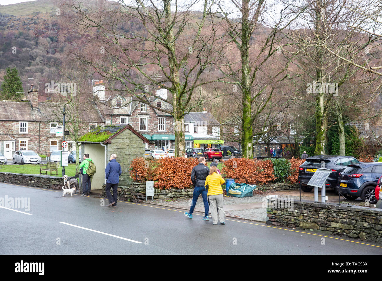 Leute genießen Grasmere Dorf an einem Wintertag, Nationalpark Lake District, Cumbria Stockfoto