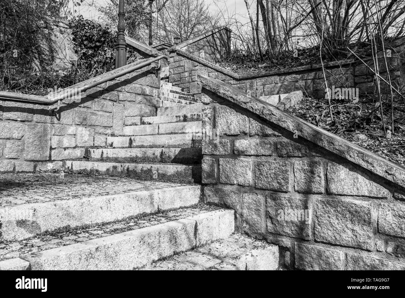 Schwarz Weiß Bild eines gebrochenen weiß Stuhl in einem Garten Labyrinth, Deutschland Stockfoto