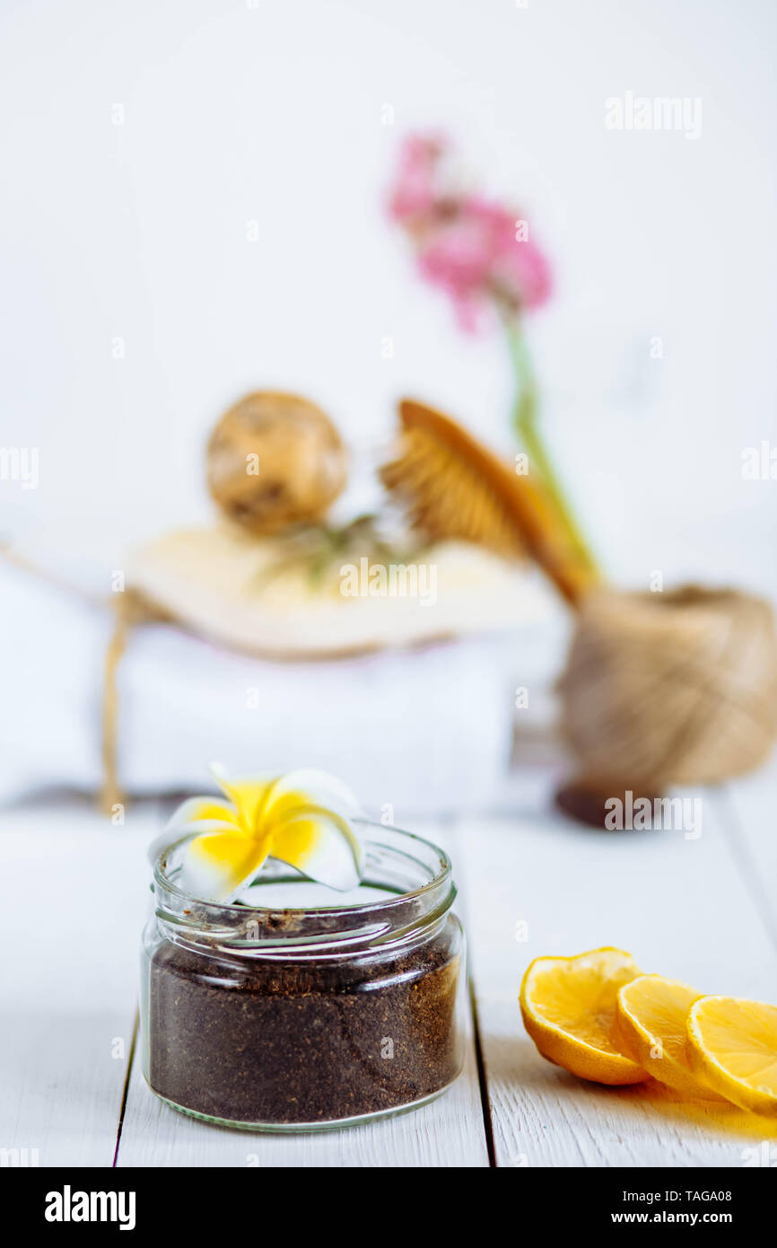 Body Scrub gemahlenen Kaffee Aloe vera Zucker und Zitronen auf weißem Hintergrund, hausgemachte Kosmetik für Peeling und spa Pflege, halten die Feuchtigkeit Ihrer Haut. G Stockfoto