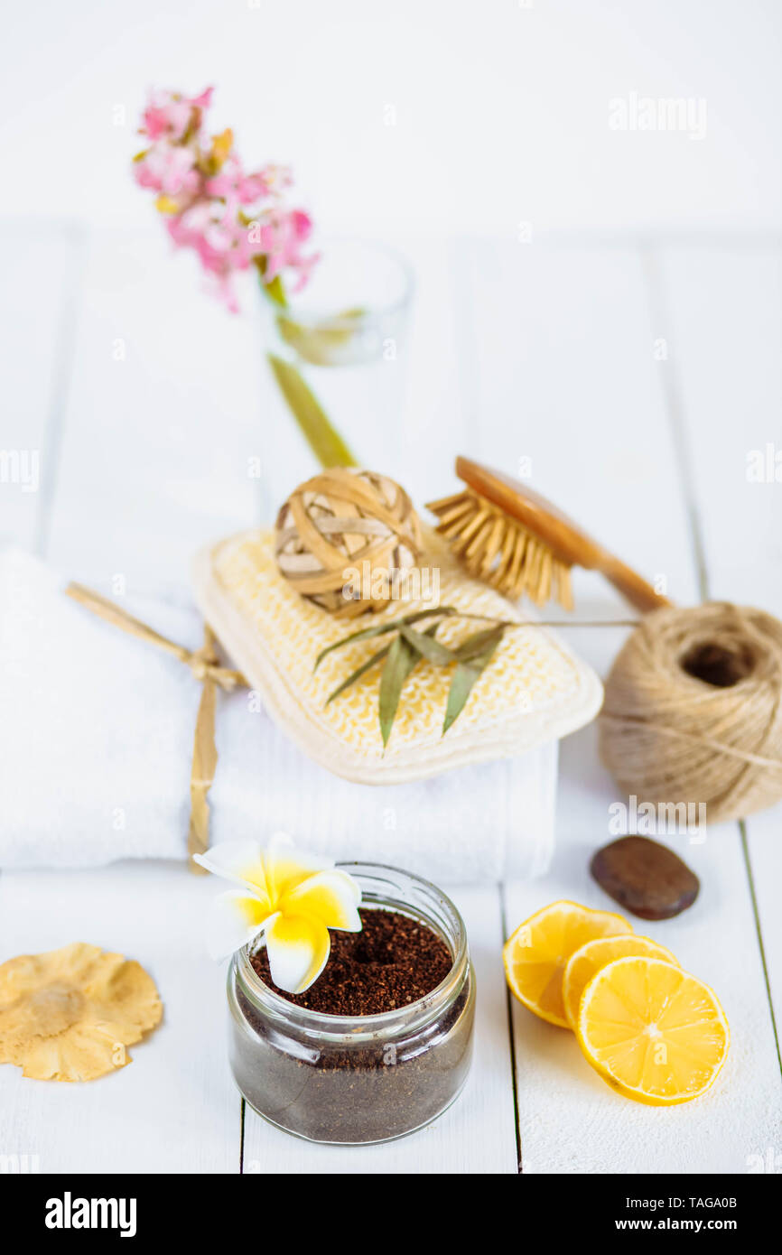 Body Scrub gemahlenen Kaffee Aloe vera Zucker und Zitronen auf weißem Hintergrund, hausgemachte Kosmetik für Peeling und spa Pflege, halten die Feuchtigkeit Ihrer Haut. G Stockfoto