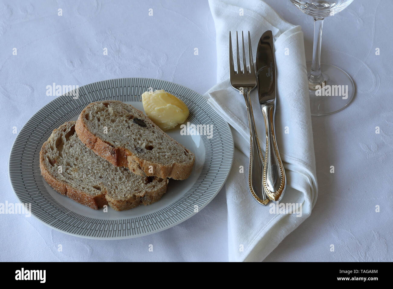 Brot und Butter Seitenplatte auf Tischdecke Stockfoto