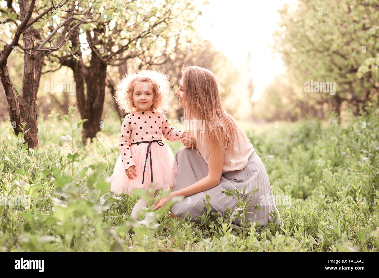 Glücklich lächelnde Mutter mit Kind Mädchen 2-3 Jahre alten posiert im Freien. Die Mutterschaft. Mutterschaft. Stockfoto