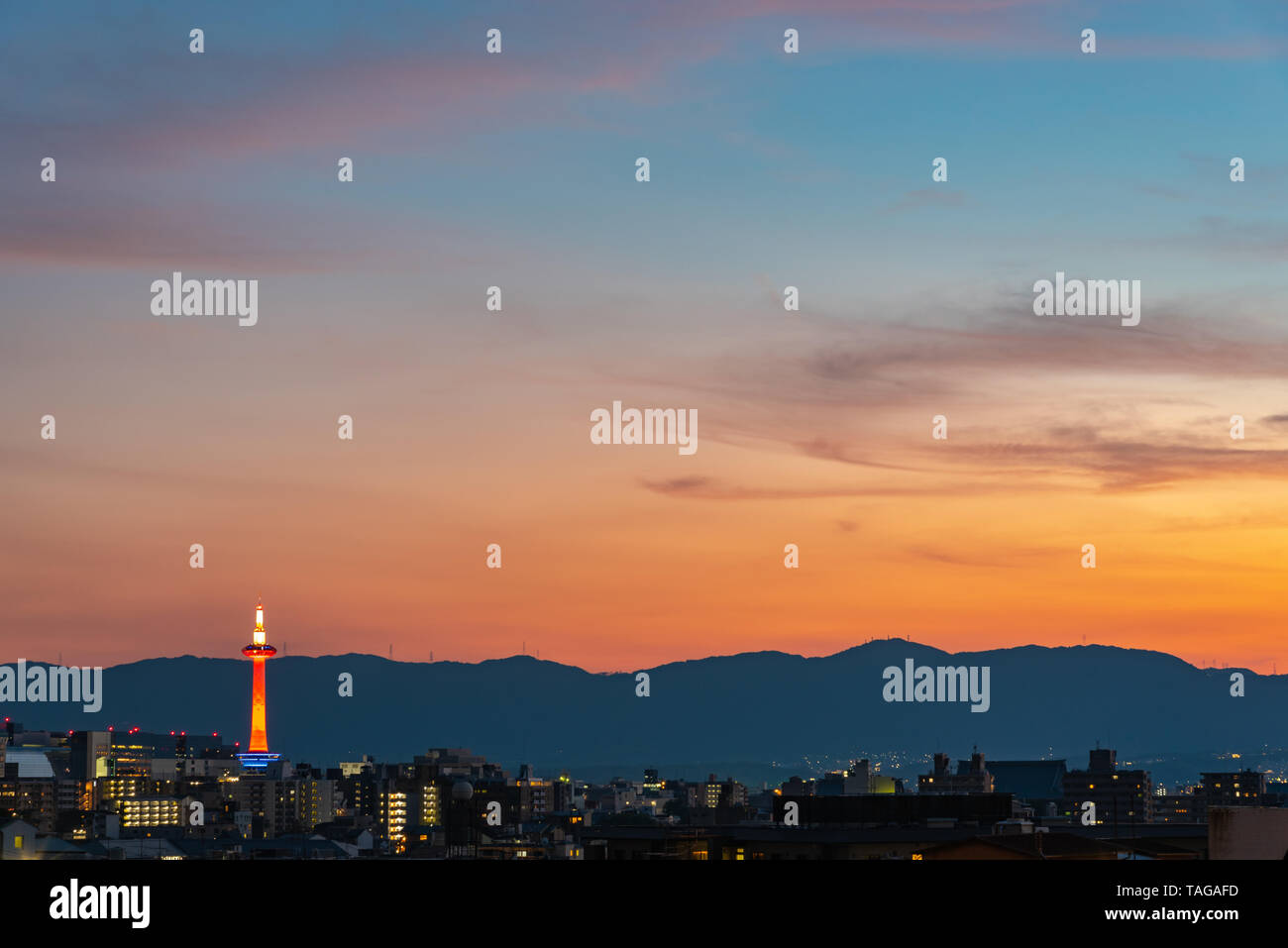 Bunte Kyoto Tower bei Nacht. Kyoto City Skyline von oben in der Abenddämmerung. Stockfoto