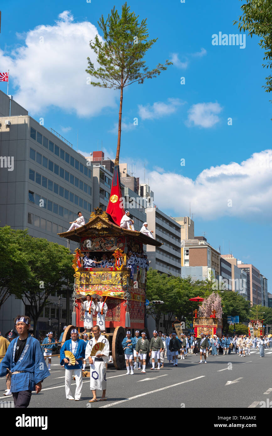 Gion Matsuri Festival, dem berühmtesten Festivals in Japan. Die Teilnehmer in traditioneller Kleidung ziehen eine hoch dekorierte riesige Schwimmer in die Parade. Stockfoto