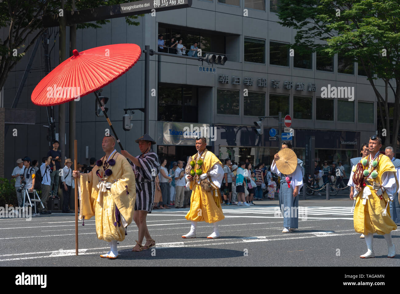 Gion Matsuri Festival, dem berühmtesten Festivals in Japan. Die Teilnehmer in traditioneller Kleidung ziehen eine hoch dekorierte riesige Schwimmer in die Parade. Stockfoto