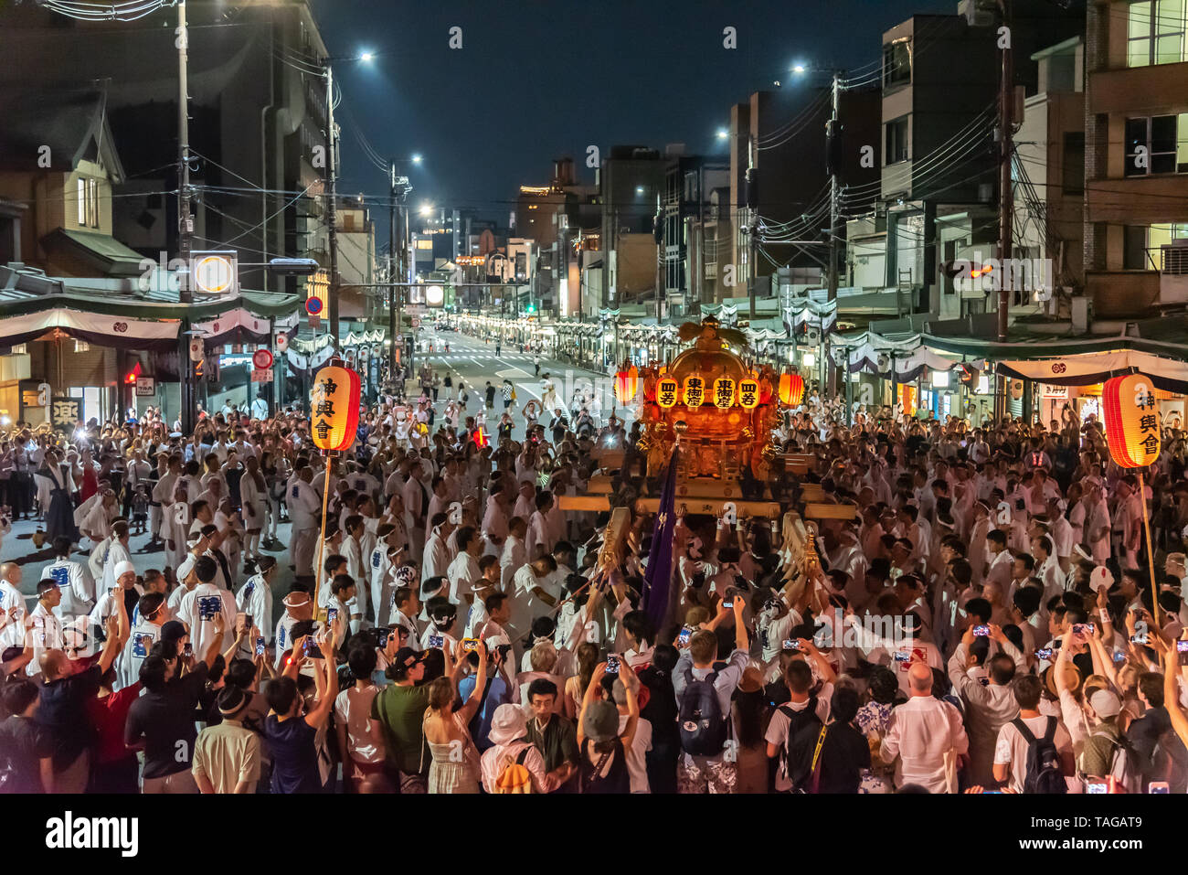 Gion Matsuri Festival, dem berühmtesten Festivals in Japan. Die Teilnehmer in traditioneller Kleidung ziehen eine hoch dekorierte riesige Schwimmer in die Parade. Stockfoto