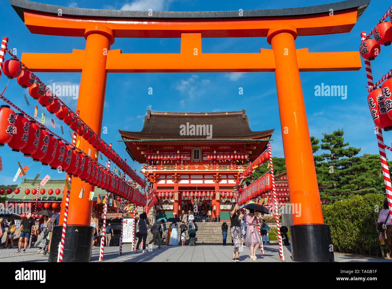 Fushimi Inari-Taisha Shrine. Tausende unzählige vermilion Torii Tore auf einem Hügel, Fushimi Inari religiöse Zentrum ist die wichtigste Shinto sanctuar Stockfoto