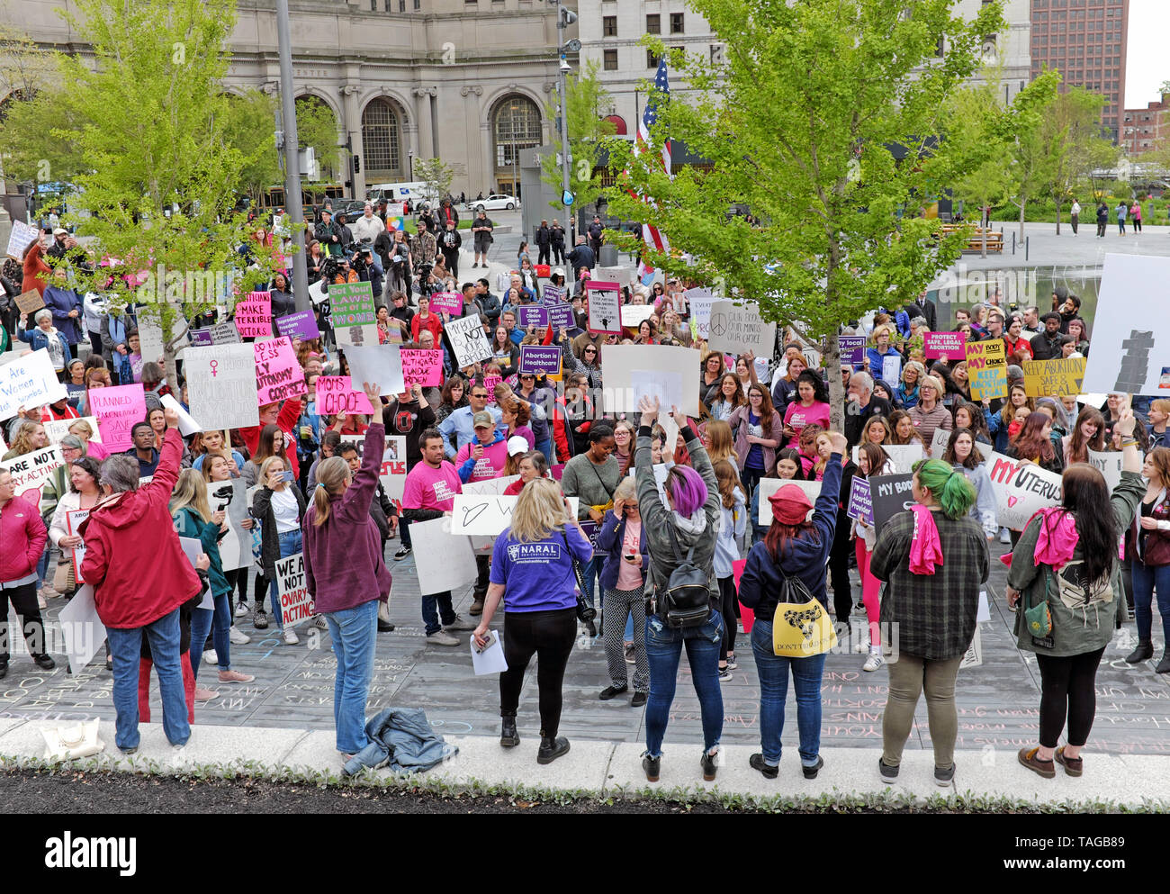 Pro-choice-Demonstranten protestieren in öffentlichen Platz in der Innenstadt von Cleveland, Ohio, USA gegen Änderungen an Ohio Abtreibung Gesetze und reproduktiven Rechte. Stockfoto