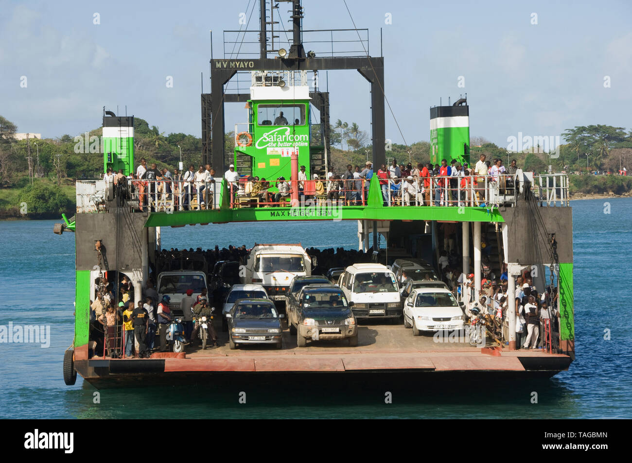 Fähre in den Hafen von Mombasa, Kenia, Ostafrika Fähre arrivant au Port de Mombasa, Kenia, Afrique de l'Est Fähre, Faehre im Hafen von Mombasa Stockfoto