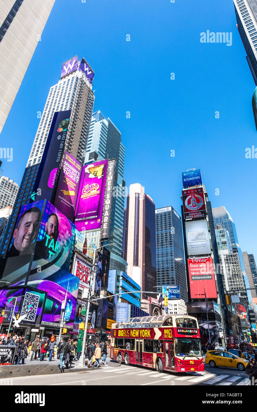 NEW YORK CITY - 23. MÄRZ 2018: Times Square Broadway eines der wichtigsten Wahrzeichen in Manhattan Stockfoto
