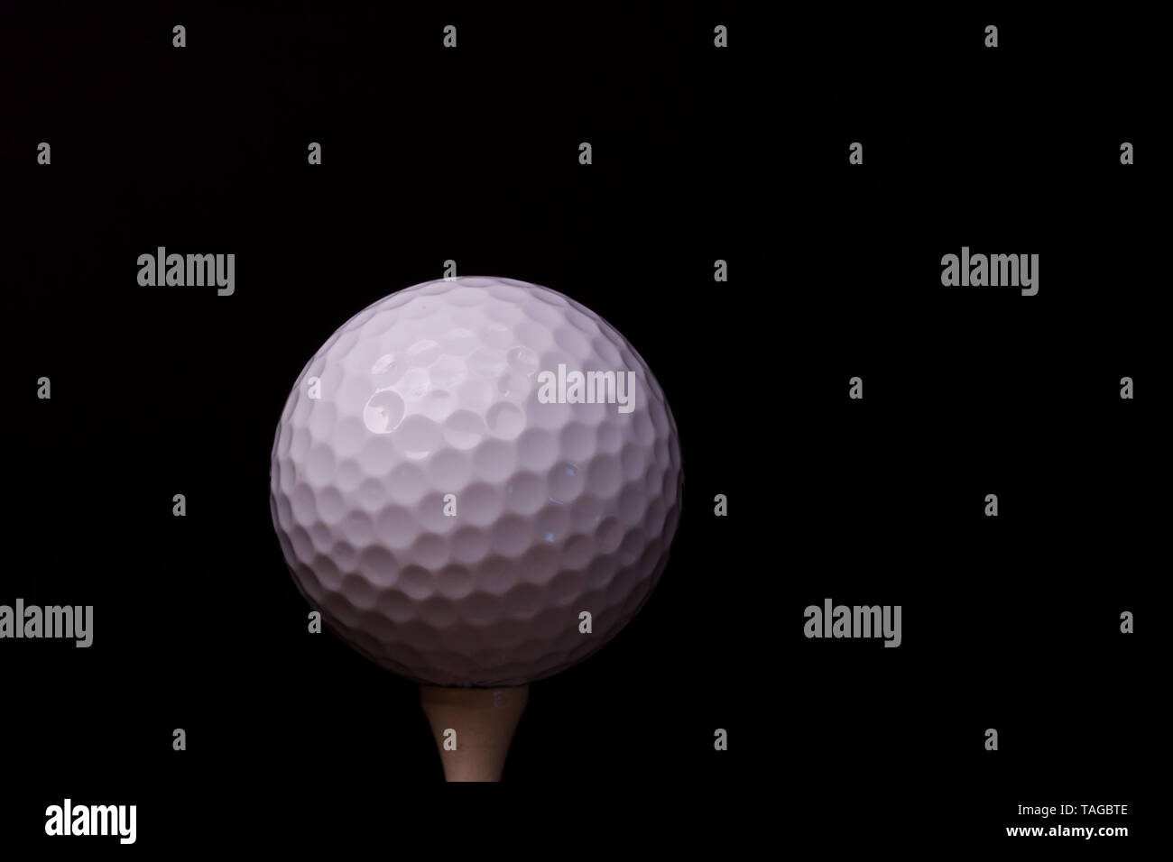 McDonough, Georgia - 23. Mai 2019: Eine Ansicht eines Titleist Golfball auf einem Golf-T-Stück. Stockfoto