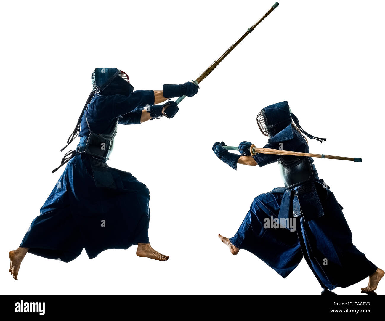 Zwei Kendo martial arts Kämpfer gegen Kämpfe in Silhouette isoliert auf weißem bacground Stockfoto