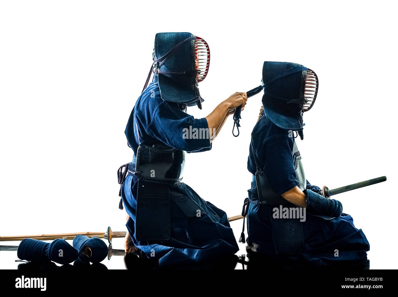 Zwei Kendo martial arts Kämpfer gegen Kämpfe in Silhouette isoliert auf weißem bacground Stockfoto