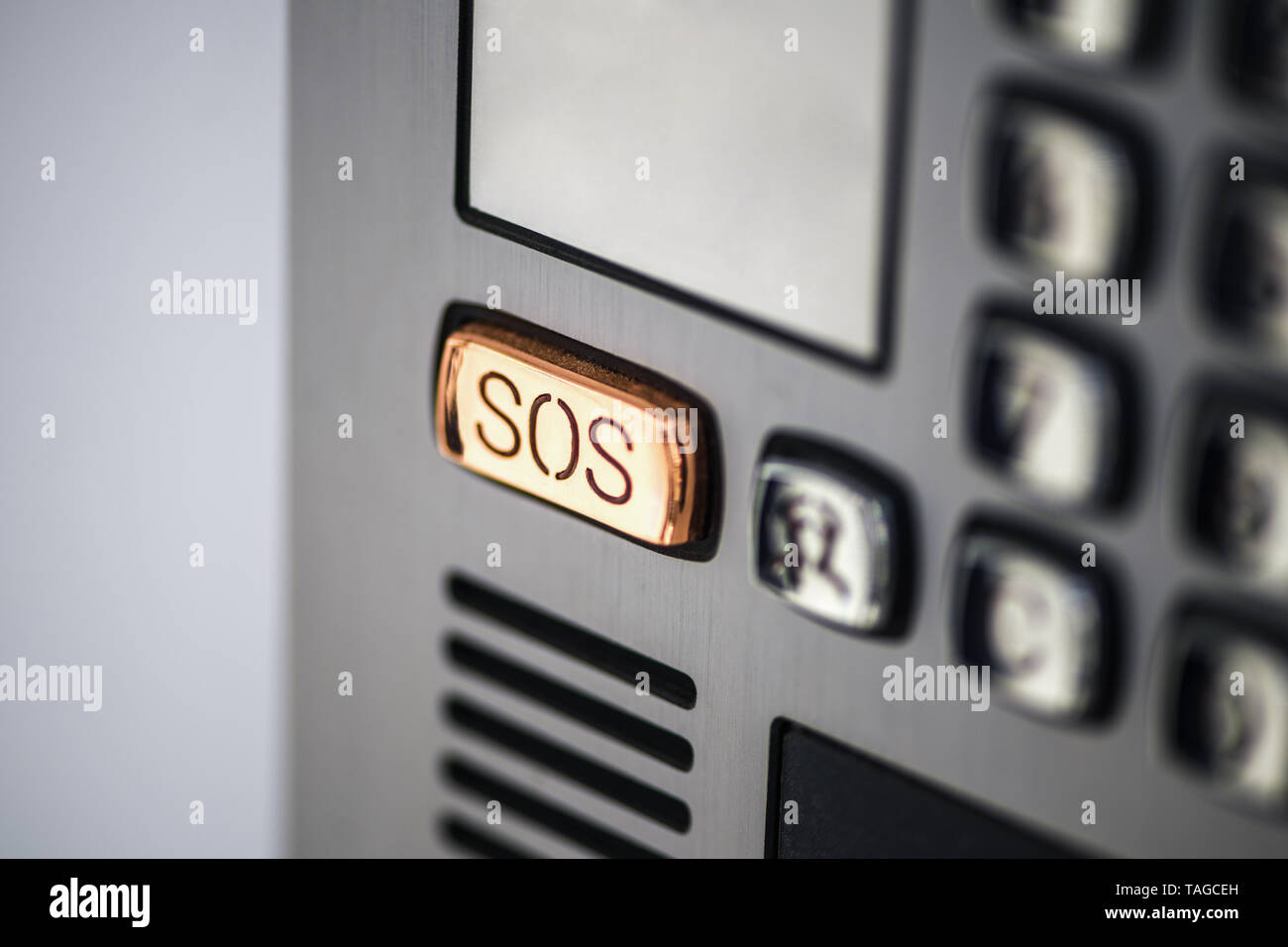 Schaltfläche SOS. Die SOS-Taste am Gerät panel, Gegensprechanlage. Hilfe Taste Anrufen auf dem Bildschirm des Geräts in grau Metall Farbe. Stockfoto