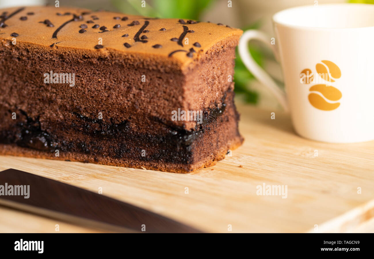 Schokolade Biskuit mit Schokolade und Sahne Kaffee Tasse und helles Licht gefüllt Stockfoto