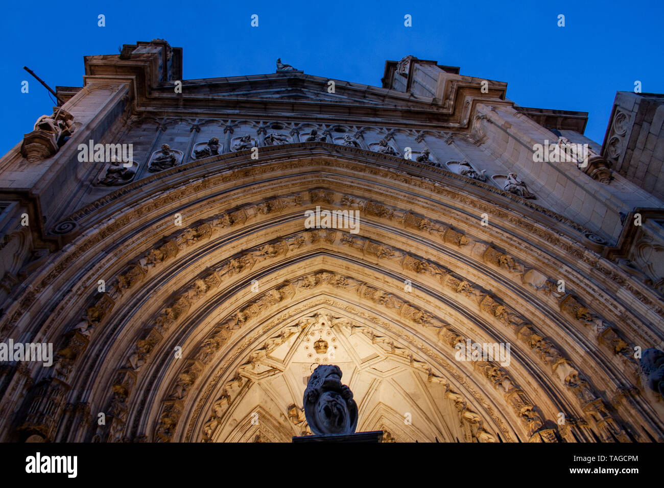 Der Primas Kathedrale der Heiligen Maria von Toledo in der Nacht an einem Wintertag Stockfoto