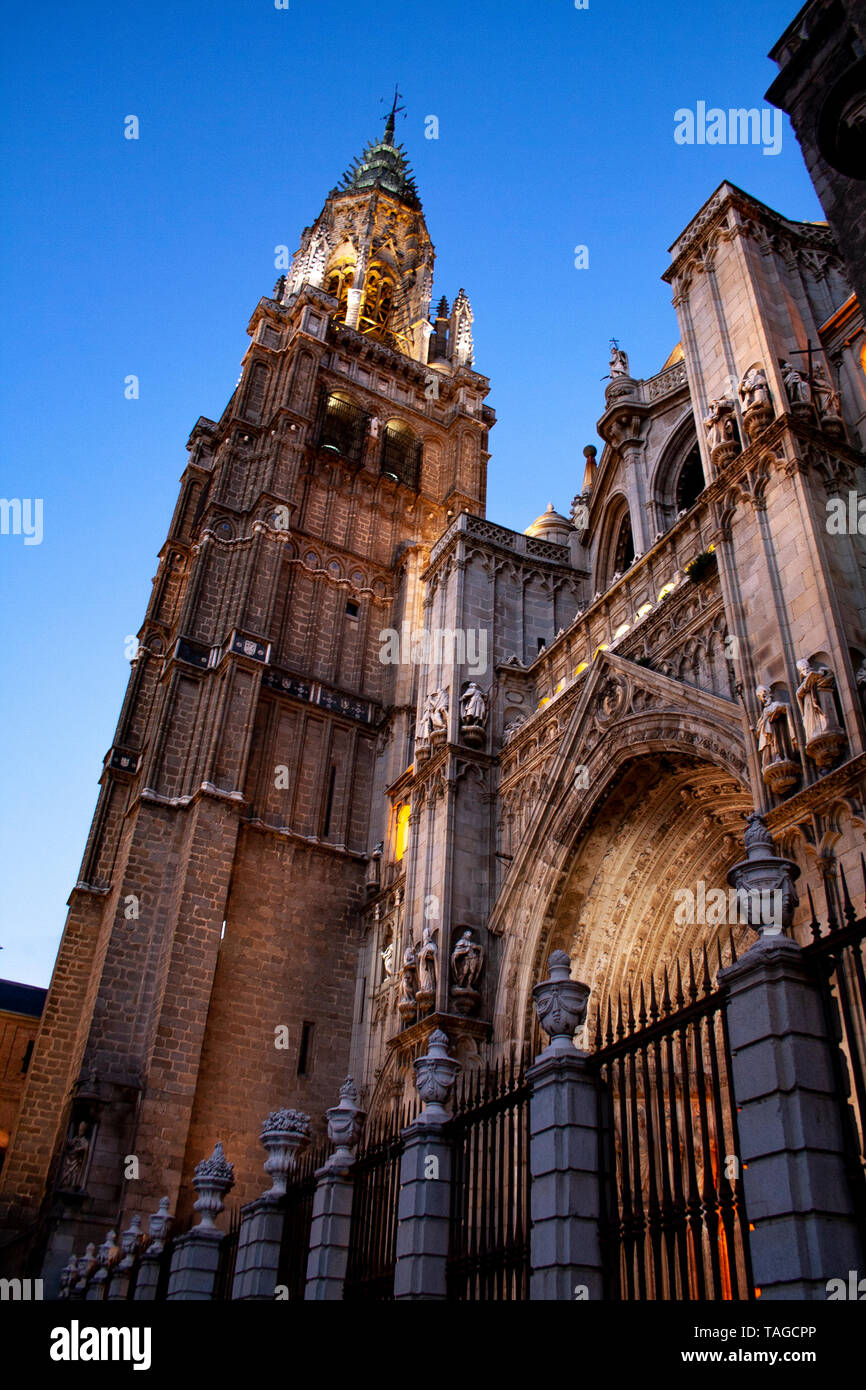 Der Primas Kathedrale der Heiligen Maria von Toledo in der Nacht an einem Wintertag Stockfoto