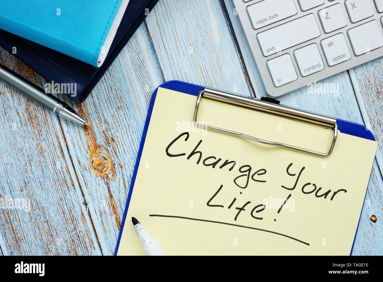 Ändern Sie Ihr Leben - Motivation Zitat handschriftlich auf einem Blatt Papier. Stockfoto