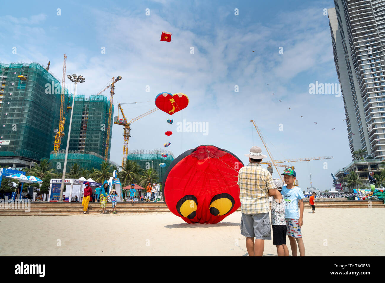 Mein Khe Strand, Stadt Da Nang, Vietnam - am 28. April 2019: Drachenflieger und Touristen nehmen an der jährlichen Drachenfliegen Festival an meinem Khe Strand, Stadt Da Nang, Vietnam Stockfoto