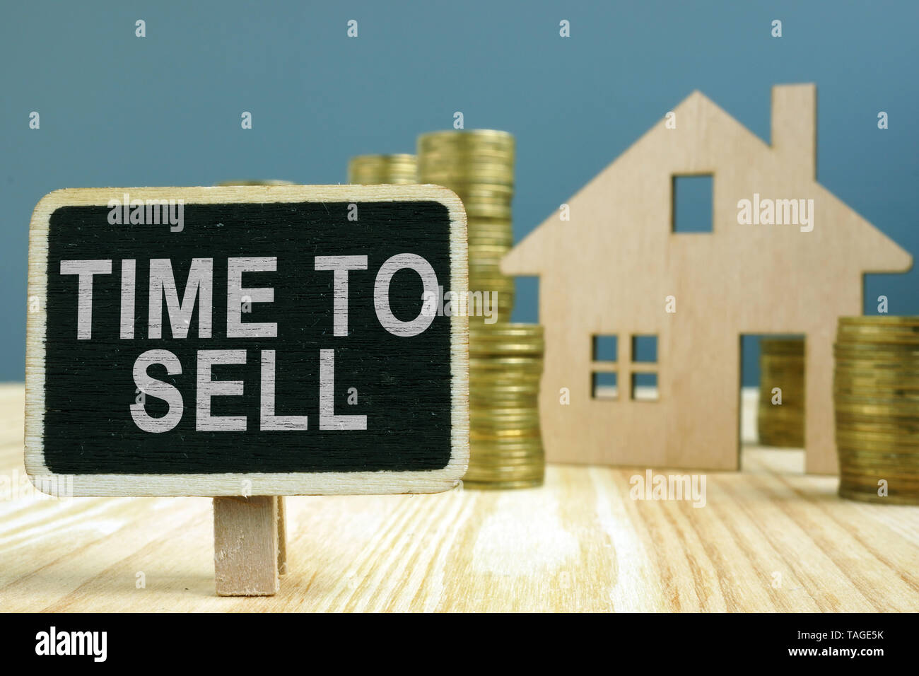 Modell des Hauses mit Geld. Zeit Konzept zu verkaufen. Stockfoto