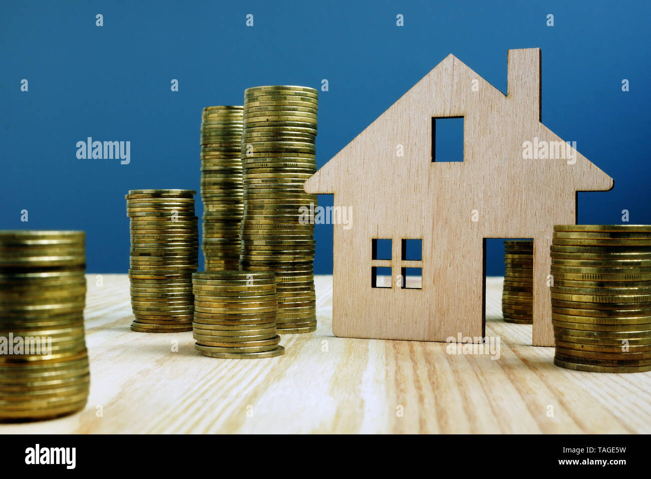 Holz- Modell von Haus und Geld. Kaufen oder Verkaufen. Stockfoto